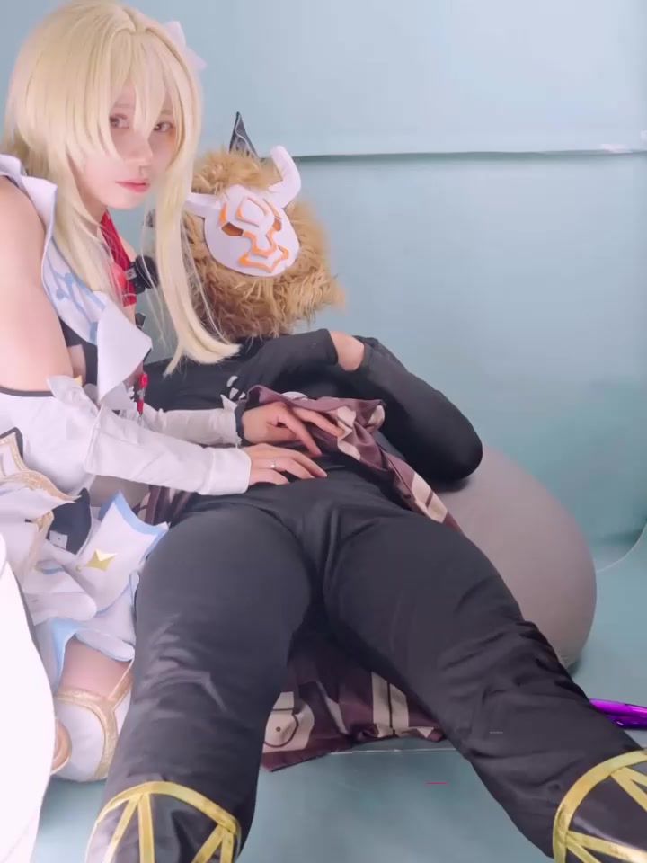 二次元超美Coser 草莓羽衣 性爱福利 化身原神荧激情泄欲 骑乘坐屌狂扭肥臀 湿滑交合处清晰可见！
