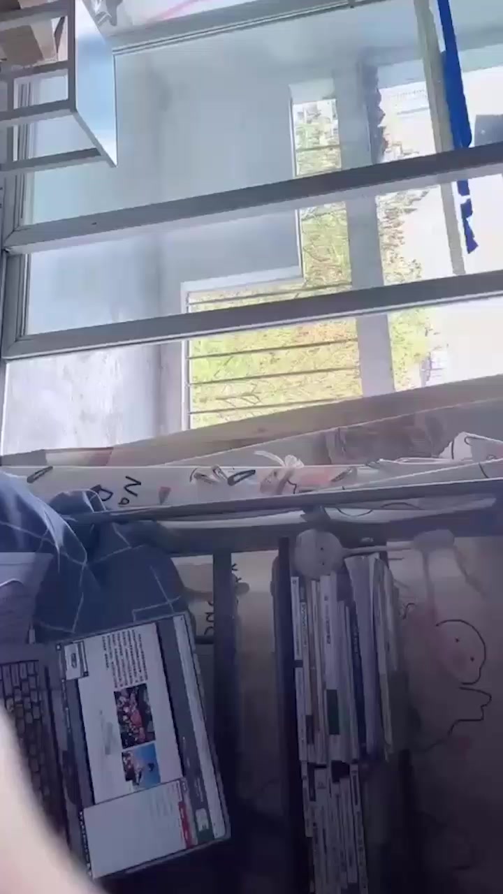 长沙财经职业技校小美女 赵虹 在阴蒂涂抹风油精 水晶棒暴力抽插自己的骚穴 简直太骚了！