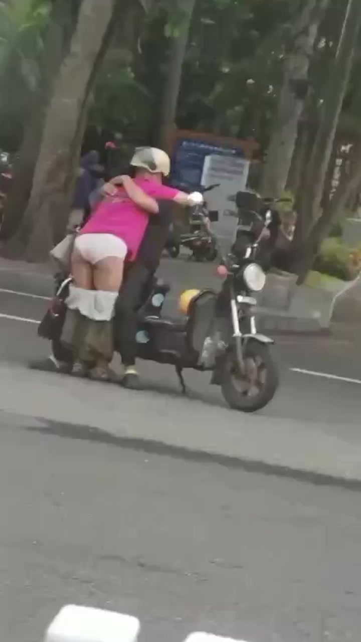 云南街头重磅级爆料！饥渴老头当众扣逼 老太裤子一褪路人傻眼 震惊整条马路！
