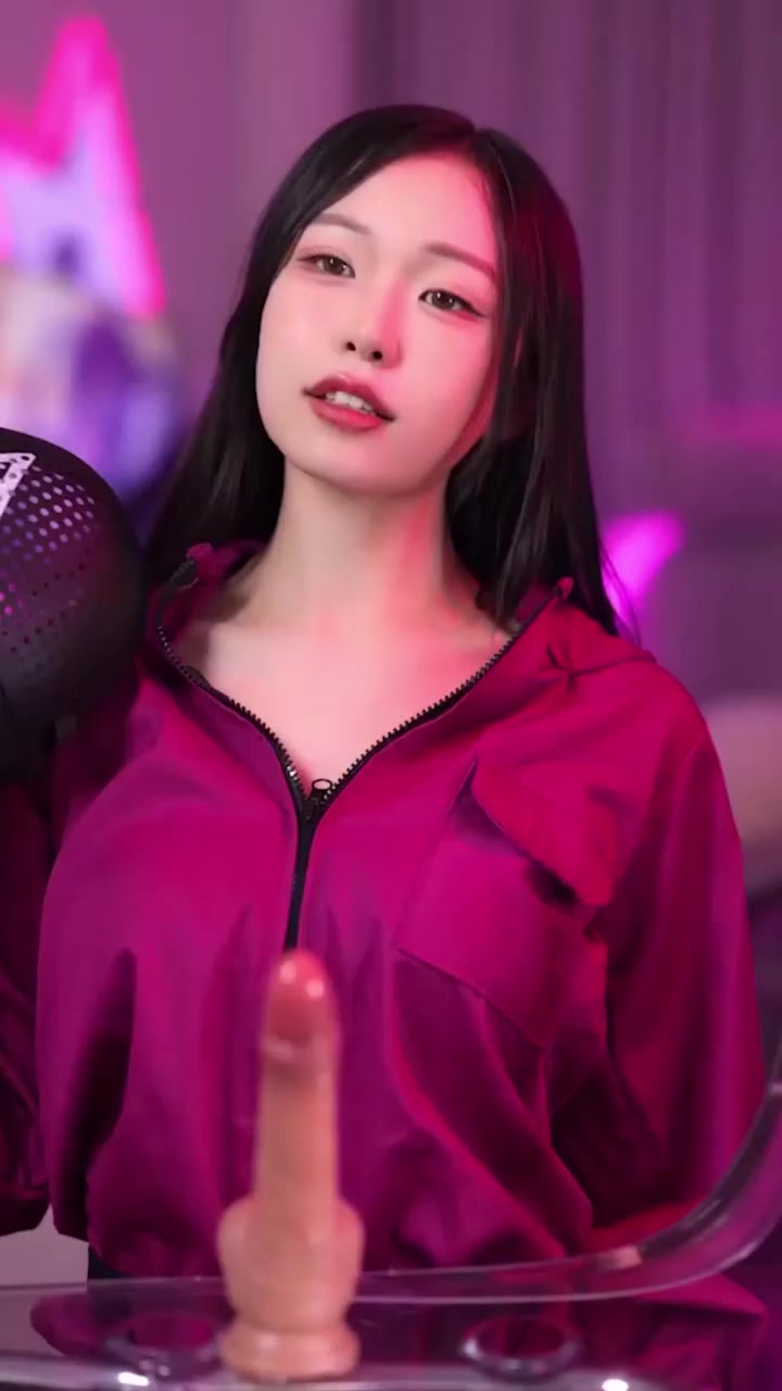 新加坡美乳福利姬 Meriolchan 新作鱿鱼游戏 化身冷酷使者赤裸狩猎肉棒 淌着晶莹涎液吸吮 乳沟紧夹阳具撸动！