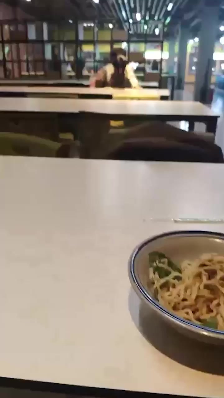 餐厅内情侣大胆玩抠逼 妹子表情扭曲高潮 腿抖眼翻白浆淌 年轻人真会玩啊！