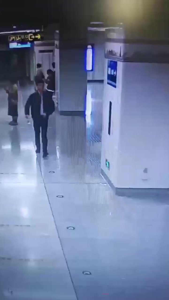 广西南宁宜家鸿蒙销售 宇健 停车场当众随地大小便 屎意来袭脱裤排泄 动作流畅一气呵成！