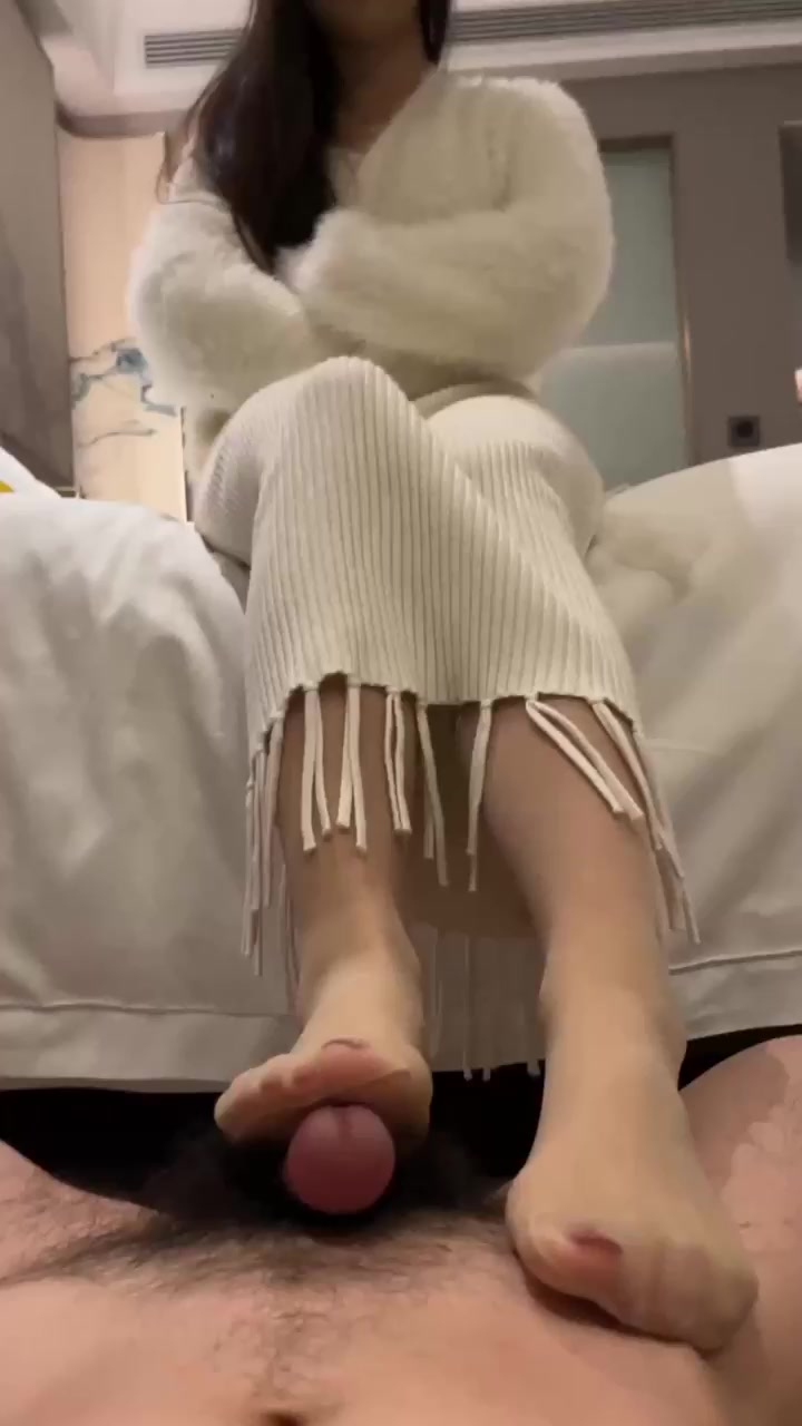 老牌足控大神 长沙女王朵朵 足交神作 玉足涂满润滑油 脚底按摩榨精爽翻天