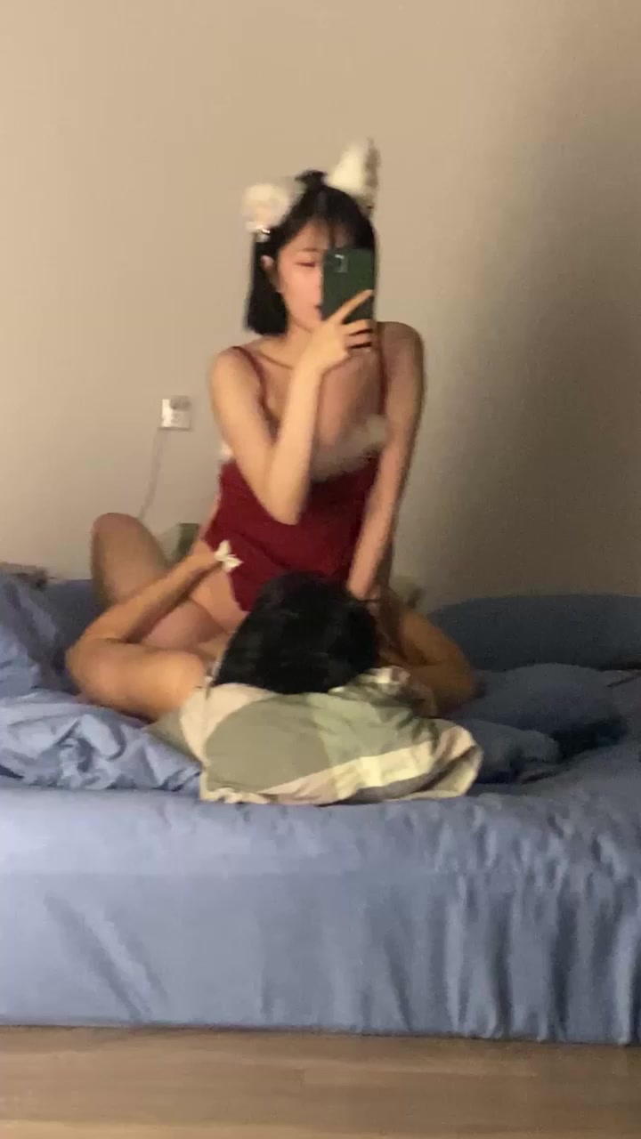 青岛大奶良妻 许清栀 偷情视频流出 圣诞淫装扮情趣猫耳 与情夫幽会纤腰狂扭骑乘 自拍露脸骚态尽显！