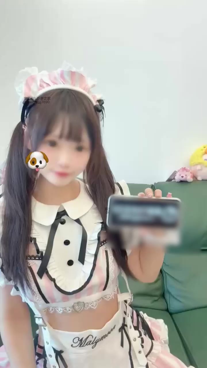 极品福利姬 玻璃泡芙 定制视频 身穿萝莉制服沙发自慰 假屌插穴汁水横流！