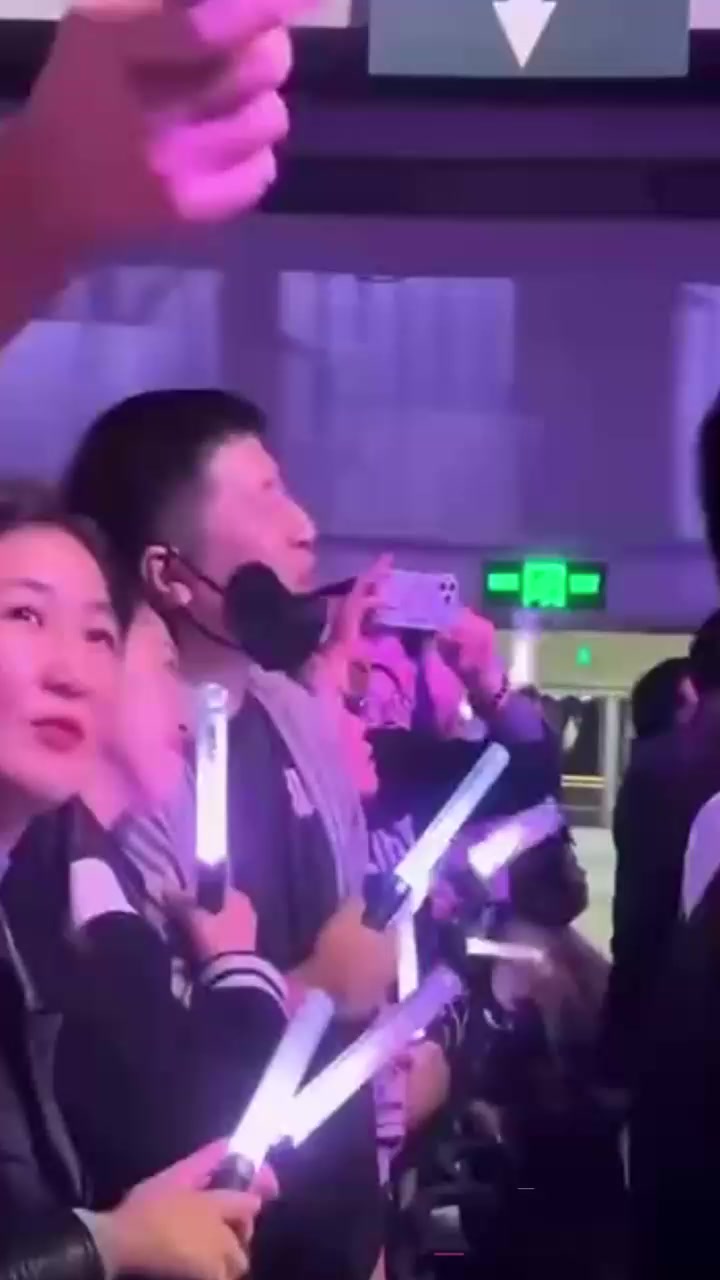 学术界考研导师 张雪峰 续包养小三后再曝猛料 伍佰演唱会现场被抓包 与情妇酒店偷欢泄欲 不雅视频流出！1