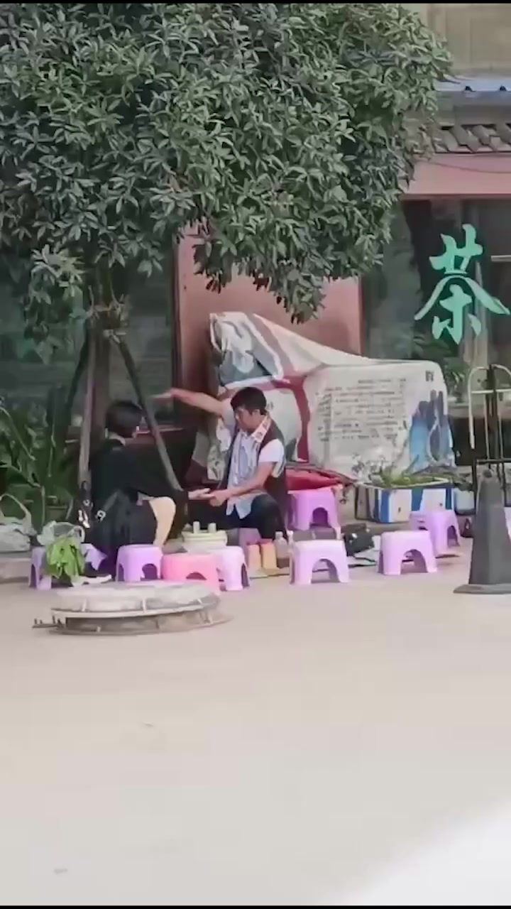 公园算命大师哄骗小仙女 揉胸抠穴就能断知福祸 趁机揩油过足手瘾 美女被彻底忽悠傻了！