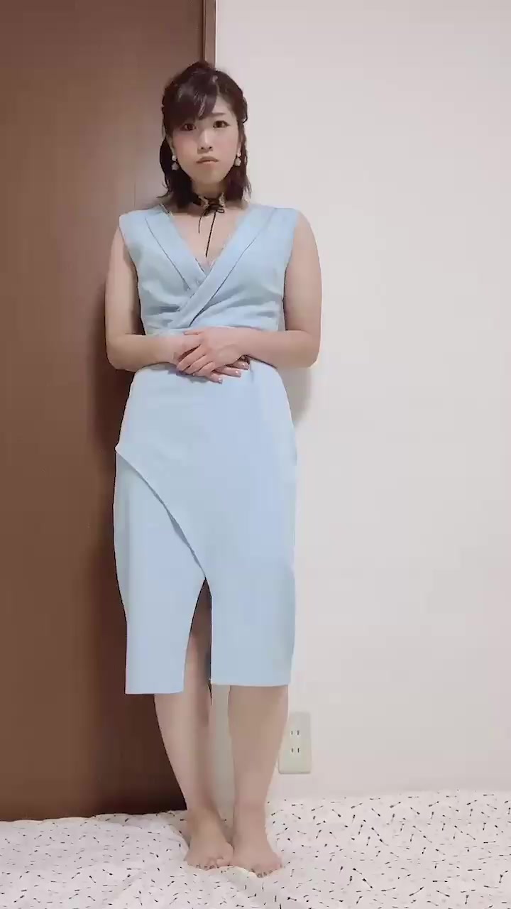 日本离异带娃少妇 为补贴家用屈身金主 拍摄裸露视频 被调教成淫贱母狗 抠逼自慰反差巨大！