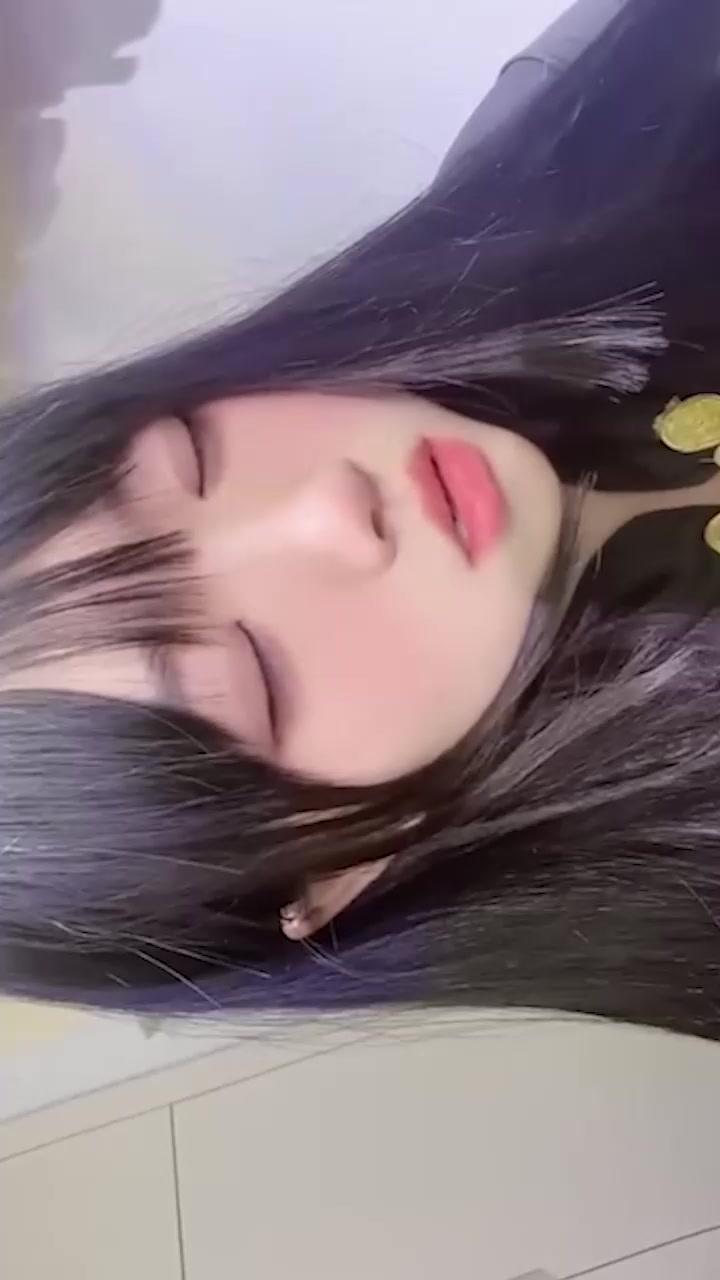 巨乳主播 一颗熊子 不雅私拍 情趣战袍配黑丝展示完美身躯 巨乳肥臀撩人心弦！