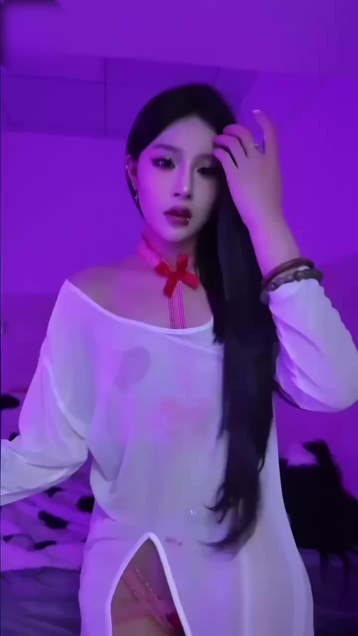 山西超美小网红 苏雨桐 开档淫装撩拨约炮 露脸舔屌自慰虐穴 M腿掰穴被大哥操懵失神 饥渴骚劲如吃春药！