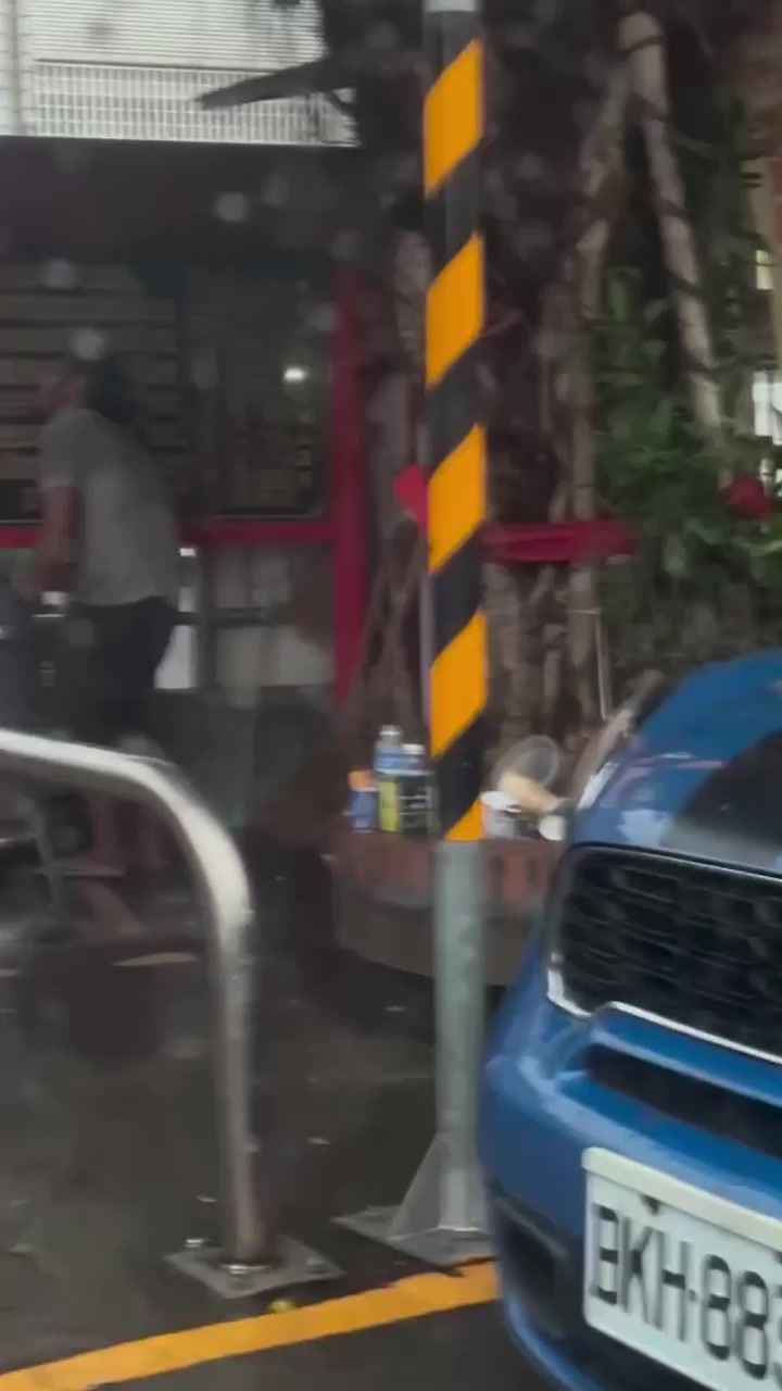 台湾桃园 流浪汉路边打飞机 闭眼享受彻底忘我 身边毫无参照物这性欲得有多强？