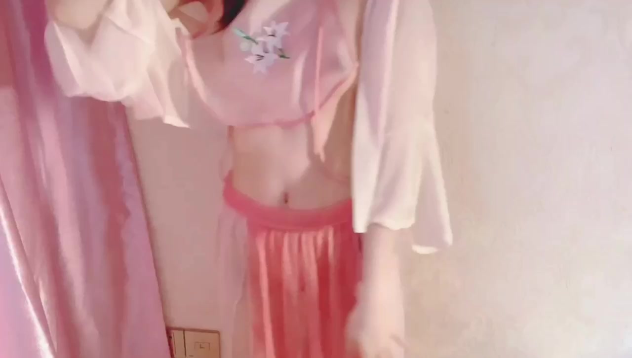 抖音擦边博主 梨梨美袜 最新福利 身穿古风肚兜 舔脚勾引 水晶棒猛插嫩穴