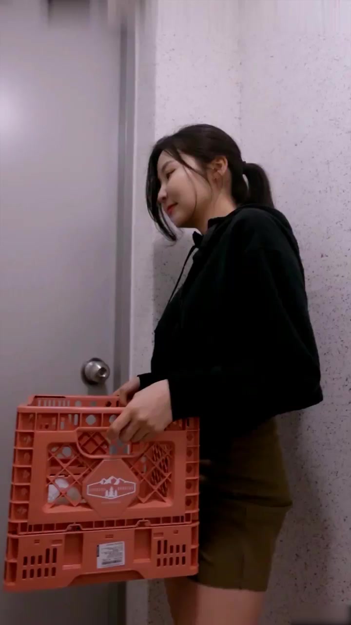 韩国健身美女 Jena 奉主人淫令裸身擦拭楼道 拉链半敞乳浪翻涌 短裙上卷臀光乍泄 抠穴骚舞反差至极！