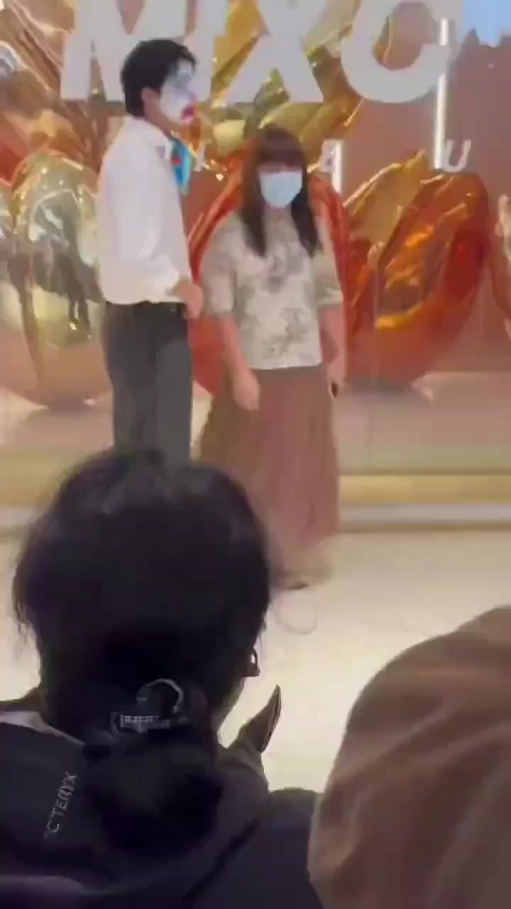 杭州湖滨银泰in77 万圣节恶趣味Cos南京红姐 当众表演不雅行为 被警察迅速铁铐拖走 引起群众沸腾！