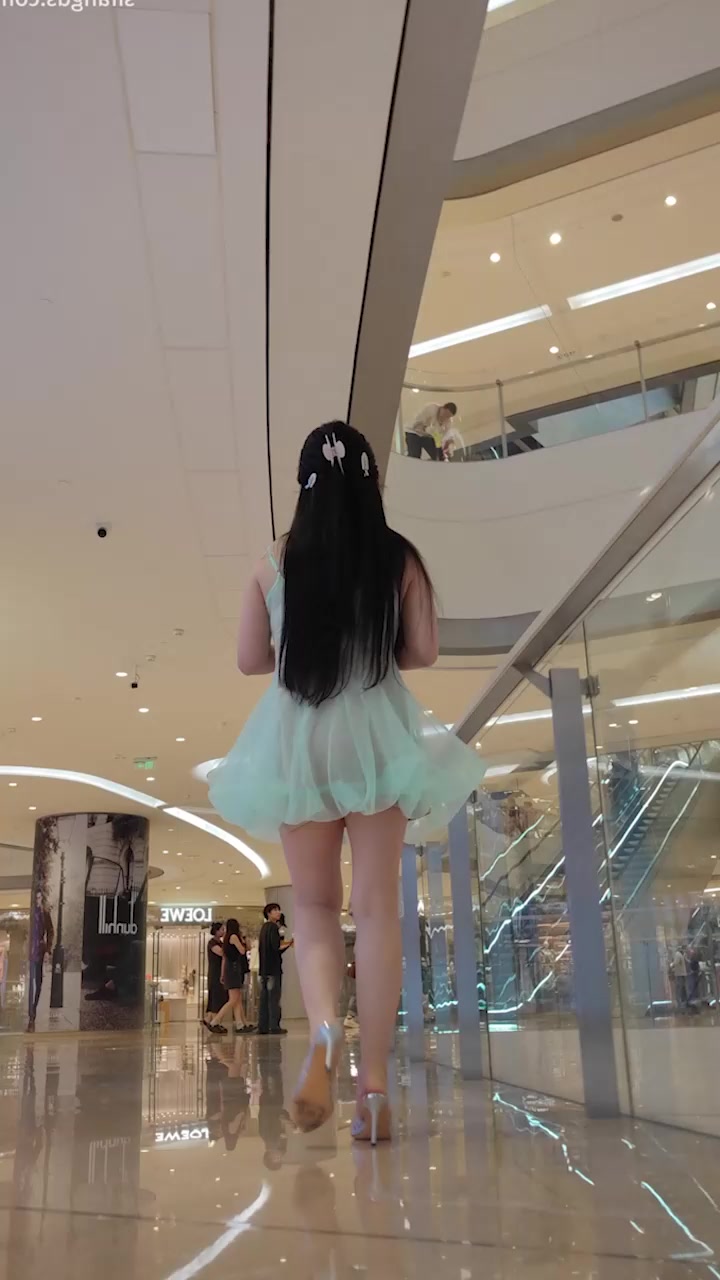 街拍抄底系列 天气炎热美女穿搭清凉 白色内裤肉感美臀尽收眼底！