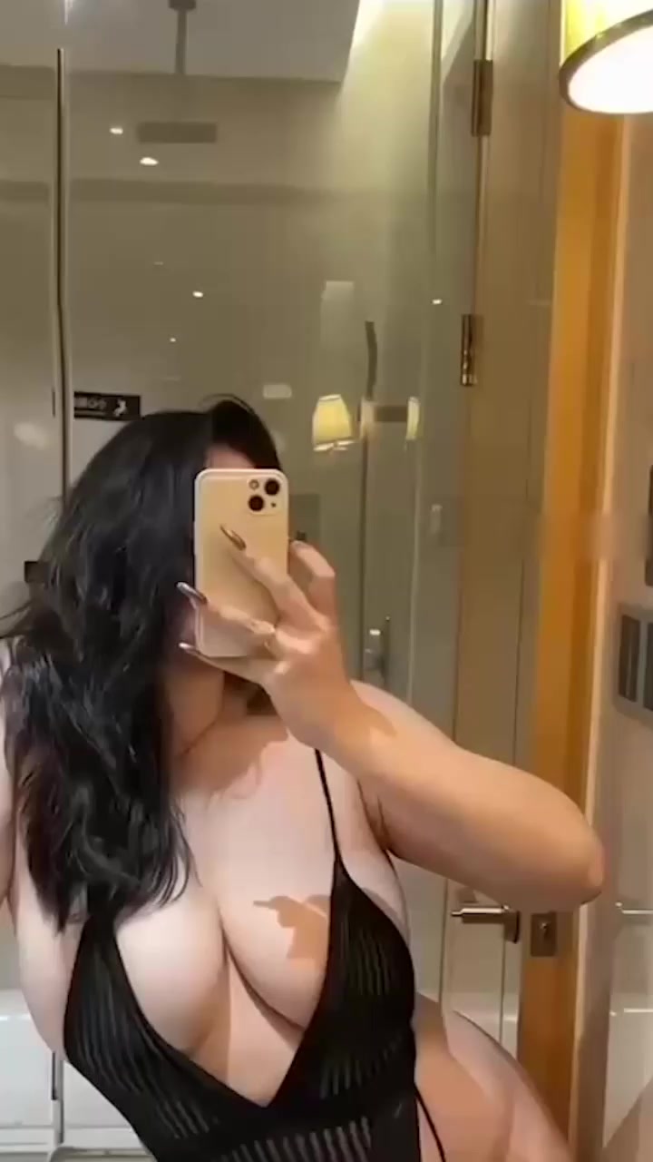 抖音巨乳肥臀网红 Selianacola 自慰福利流出 道具狂桶骚穴淫水喷溅 销魂淫叫听声可射！
