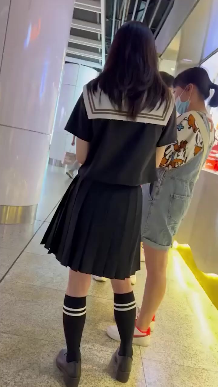 街头偷拍抄底视频 高颜妹子裙底风光暴露无遗 连同闺蜜肥臀一起看光 一箭双雕！