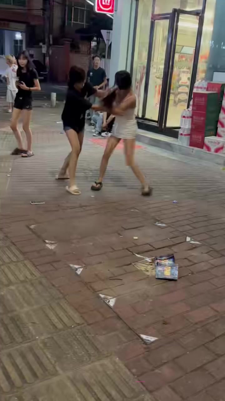 精神小妹当街打架 两女路边疯狂撕扯 跪地抱摔脏话狂飙 打起架来丝毫不输男人