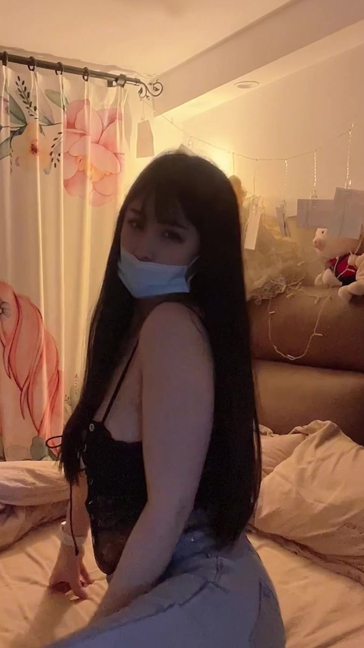 秀人网巨乳嫩模 诗诗Kiki 大尺度定制私拍 身穿黑丝抠穴揉胸 曲线身材火辣妖娆妩媚诱人！