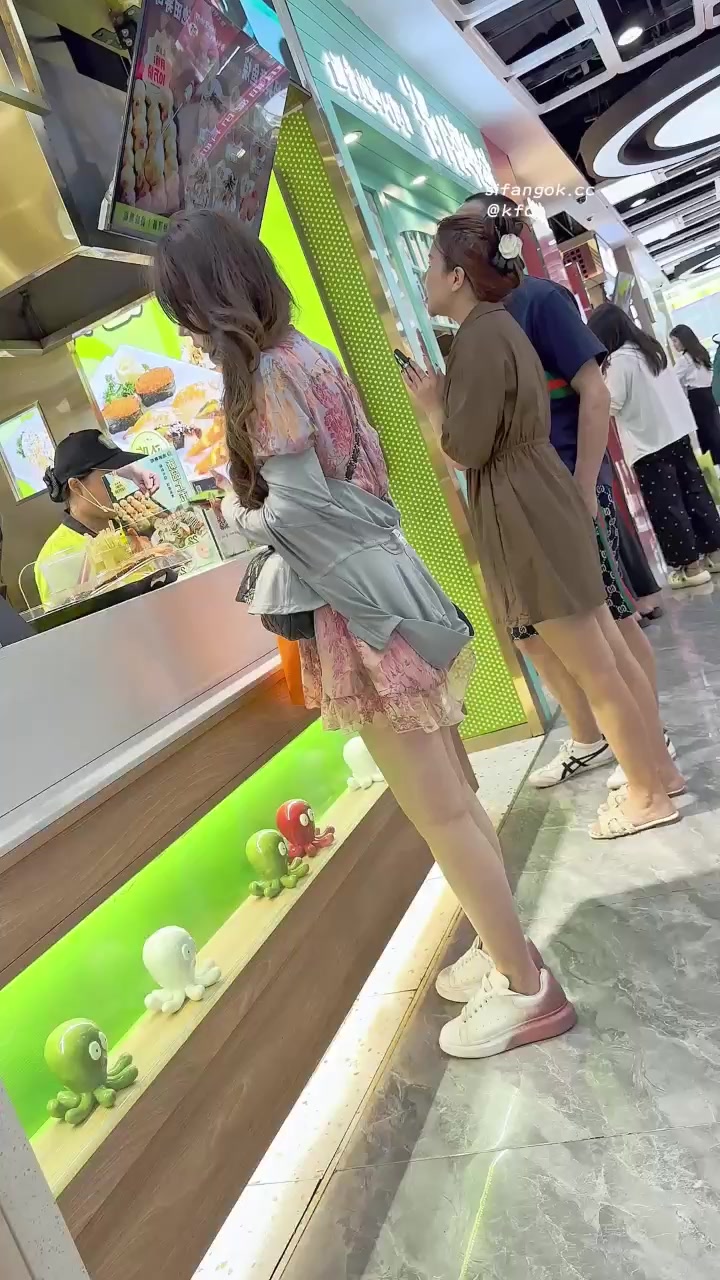 最新商场 抄底 偷拍视频 绝美御姐裙底春光一览无余 半露湿穴粉嫩诱人