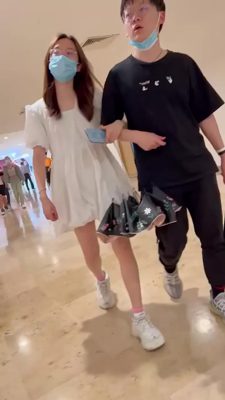 真实漫展抄底偷拍 真空无内多毛美女被男友抛弃委屈独自回家 跟踪尾行极其变态
