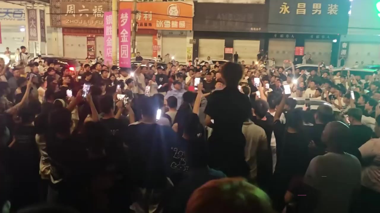 河北廊坊胜芳广场 女主播出轨榜一大哥被抓奸 现场人山人海 真是看热闹不嫌事大！2