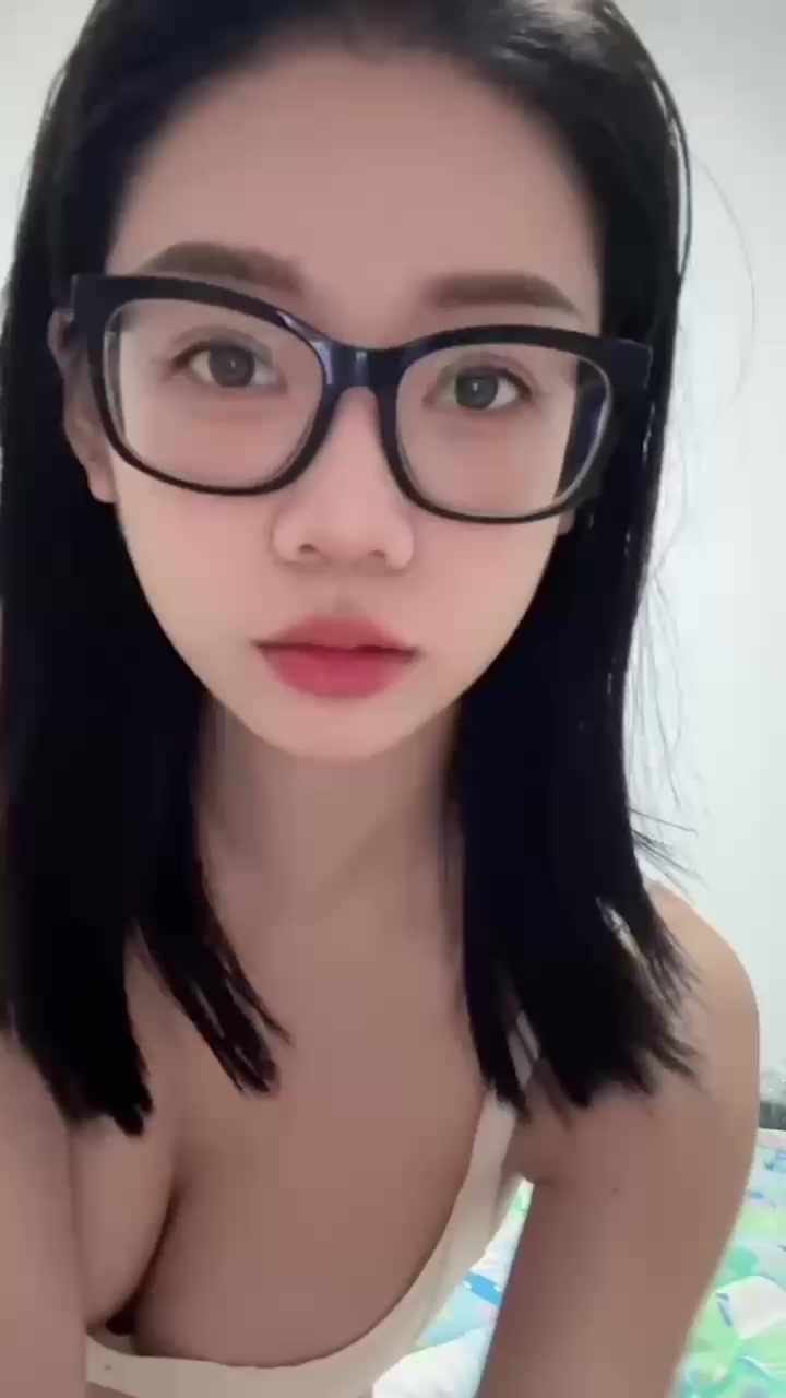 成都精神小伙 张嘉鑫 与反差女友私拍第二弹 镜头展示狐尾肛塞掰逼秀穴 各种丝袜站立后入 淫叫不断诱惑拉满！