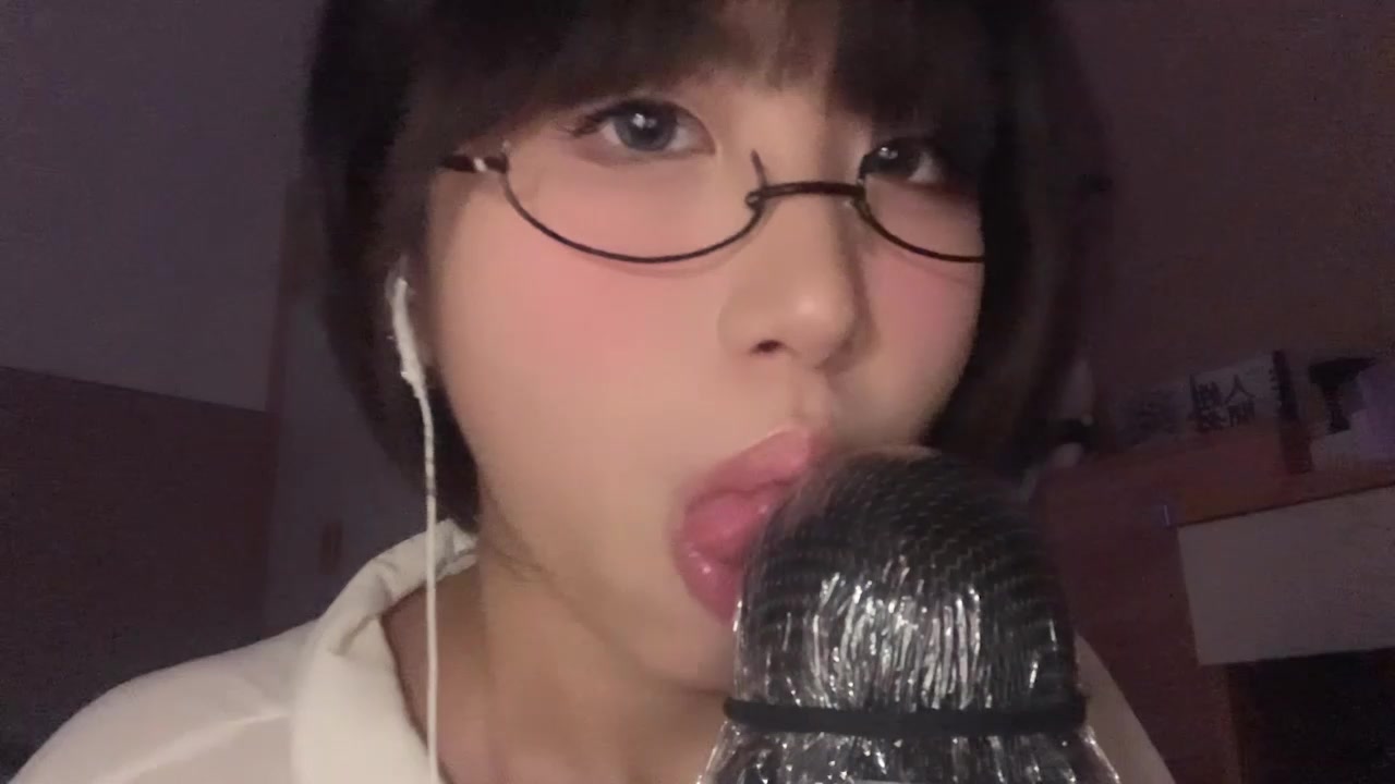 超反差眼镜少女 小0觉觉猪 顶级舔麦表演 完美鹅蛋脸粉嫩诱人 灵巧舌头湿滑缠绕麦克 反差炸裂无人匹敌！