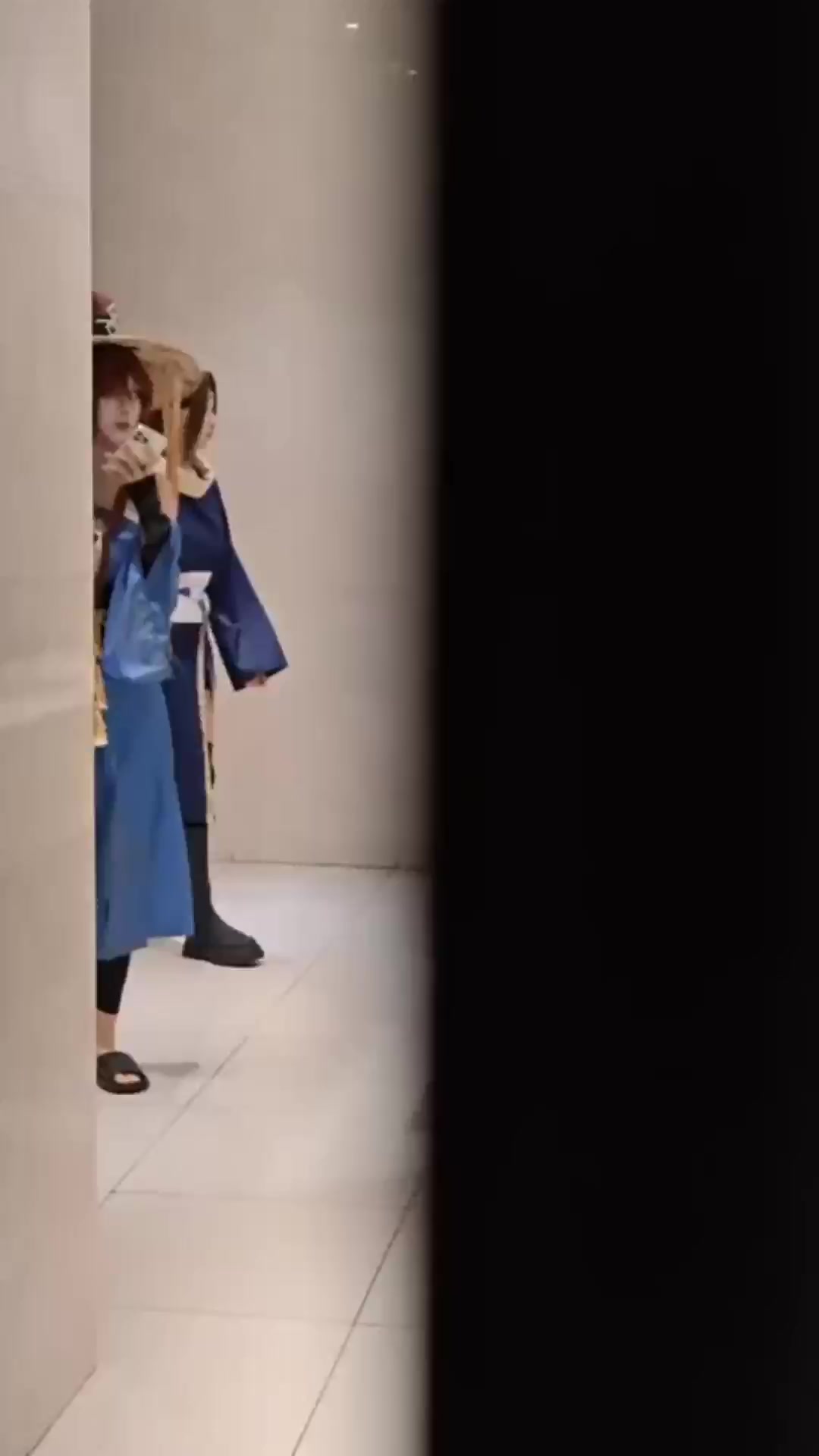 悦森传媒博主 我肚肚逼人 女厕放尿惨遭偷怕 骚逼超黑这是被多少人干过？1