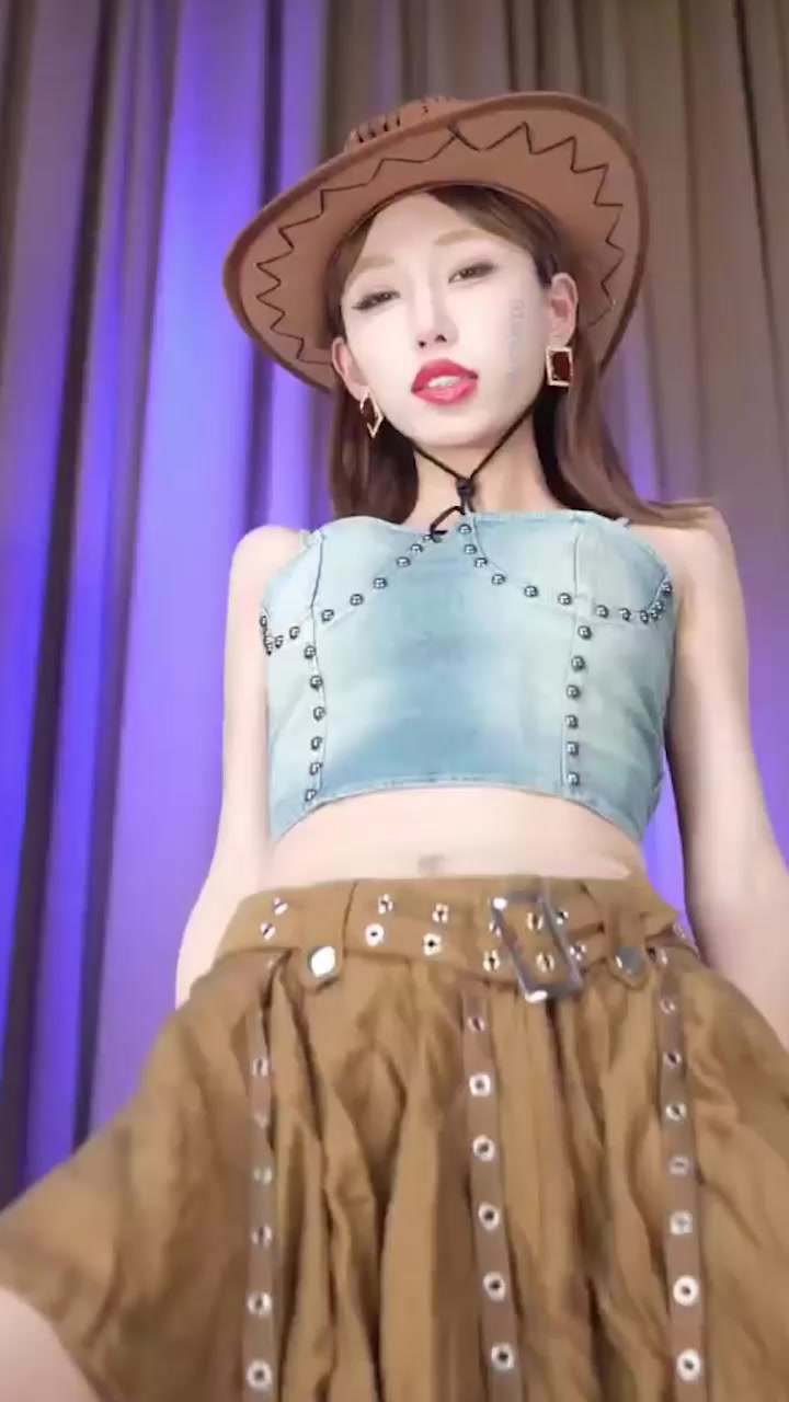 红玫瑰舞团 华妃 性感翘臀小蛮腰扭胯甩奶 淫媚舞姿尽显风骚！