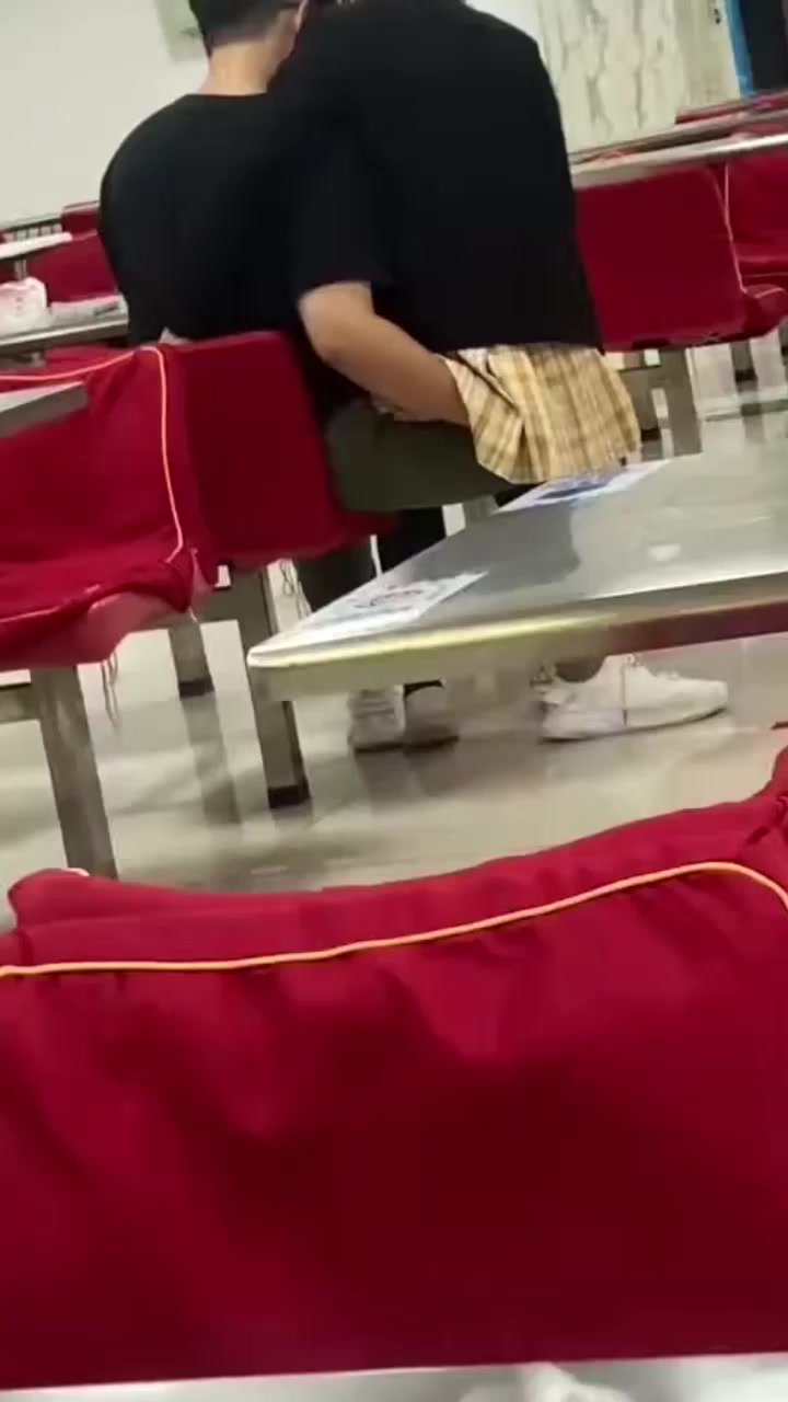 哈理工荣成学院食堂 情侣上演惊天淫戏 少女被探裙抠穴情动深处竟当众舌吻跪地口交 疑似主人带淫狗玩户外调教！