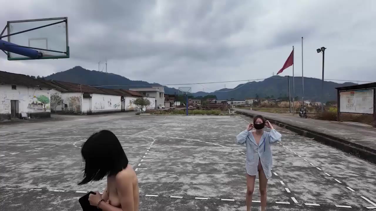 户外露出博主 cikaimoon 与闺蜜全裸篮球场激战 美乳晃荡全裸奔跑打球太骚太刺激