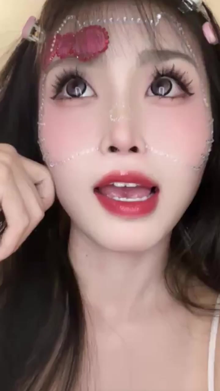 青海高颜值美女 张佳珍 裸贷自慰视频曝光 牙刷手指轮番猛桶无毛嫩穴淫水四溢 骚气直冲天际！