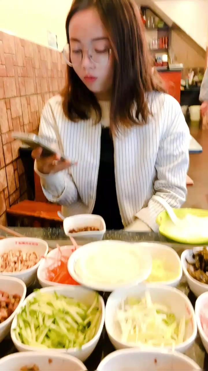 安徽合肥风骚少妇 张丽华 与公司领导偷情视频曝光 女上位激情骑乘狂扭丰臀 淫荡至极！