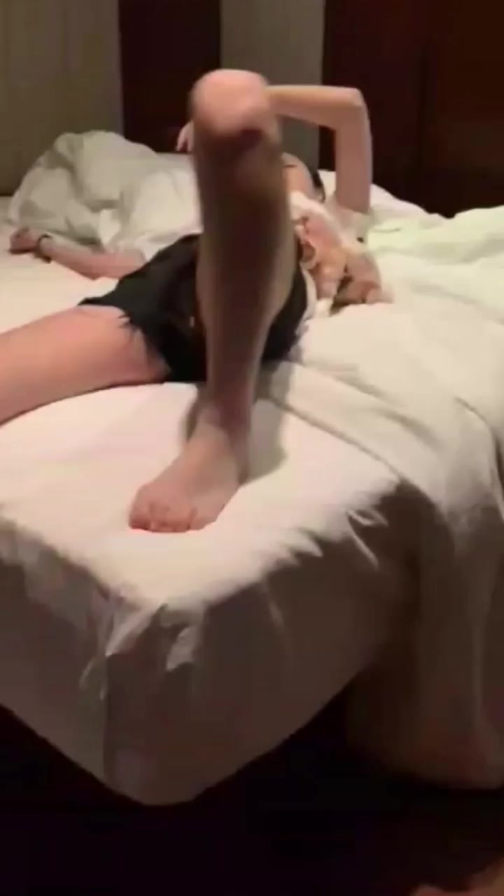 天津清瘦小美女 昔日恋爱甜蜜过头 被前任拍下露脸淫片 今朝情变惨遭报复 深喉骑乘露尽淫态！