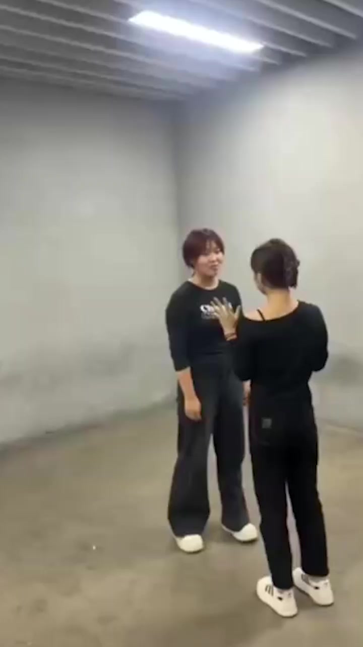 沈阳地下停车场 俩精神小妹约架互殴！头发一拽拳头砸脸 女孩打架比爷们还狠！