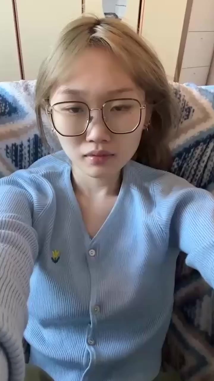 上海高颜值眼镜婊 王霖霖 性爱视频流出 情趣内衣紧裹娇躯 口交足交轮番上阵 无套猛干颜射满面！