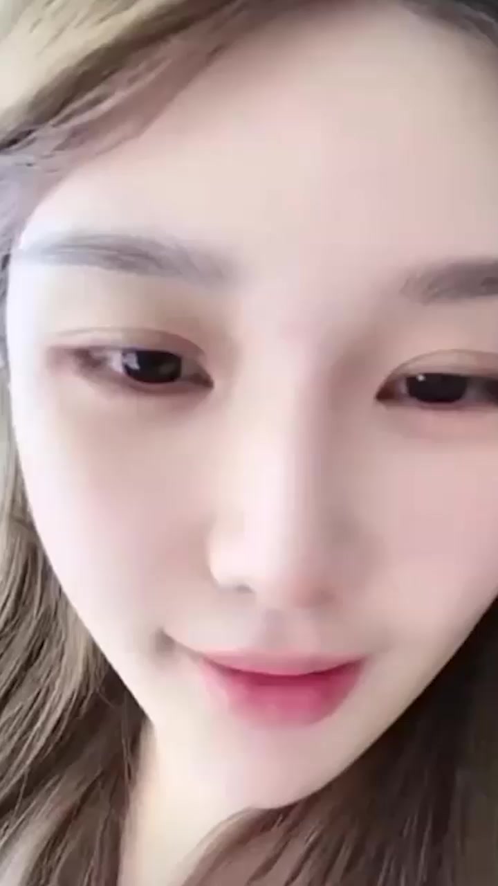 抖音80万粉网红 aehskdhmg 可爱少女早年黄播起家 大尺度自慰福利流出 道具猛插粉嫩骚穴 娇喘连连！