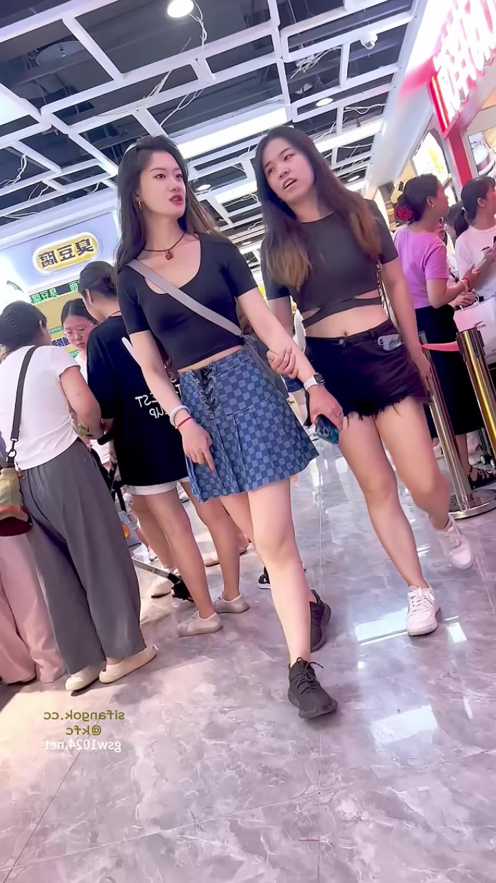 偷拍大神抄底靓女和闺蜜逛街 短裙露出红色骚内 逼缝露出夹紧诱惑