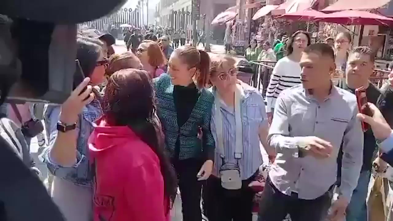墨西哥女总统 谢因鲍姆 街头遭醉汉咸猪手 冷静推开求助保安扑救 事后怒告罪魁 摸胸抓奶视频流出炸翻全网！2