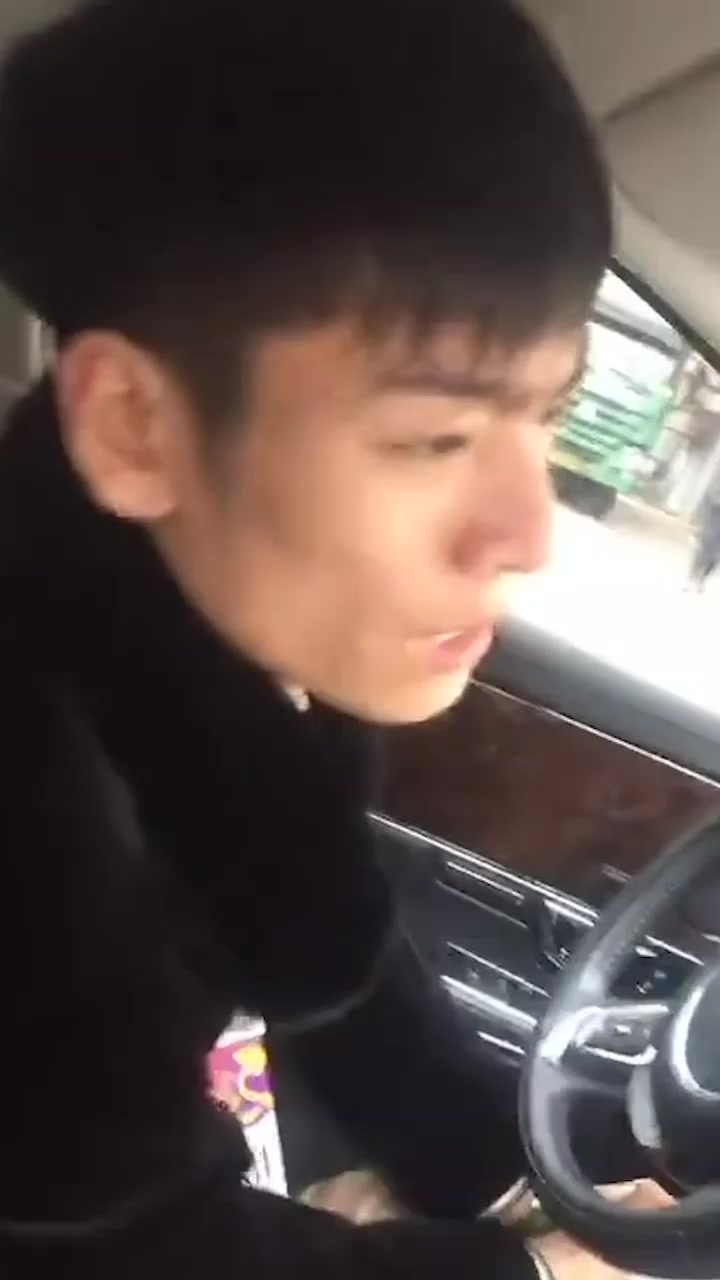 抖音200万粉丝网红刘回 PK大战彻底翻车！现场被大赦天下 直播间炸锅狂飙 对面赤裸露屌尺度拉满！