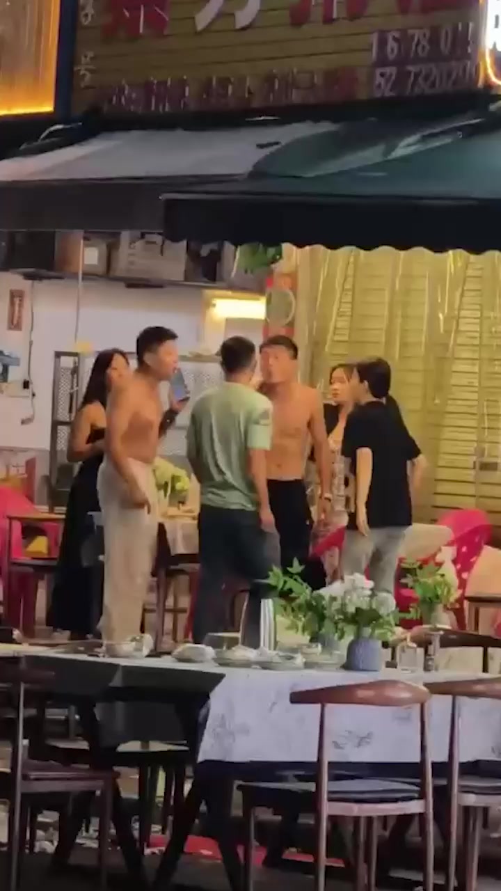 烧烤摊现场大乱斗 吃夜宵也能吵架打起来 一言不合就动手 一拳KO对手全场震惊！
