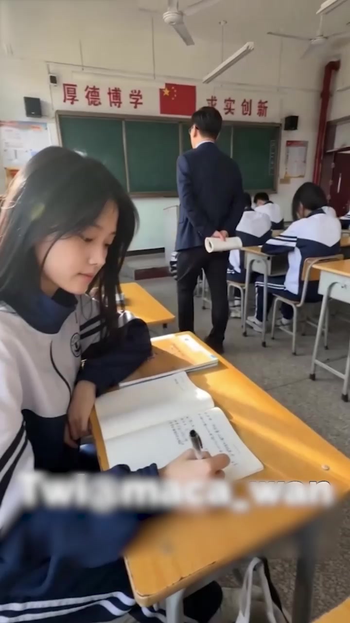 AI成人短剧 我的十八岁女友 1-2集 清纯学生妹本性放荡 校园女神甘做母狗精盆！