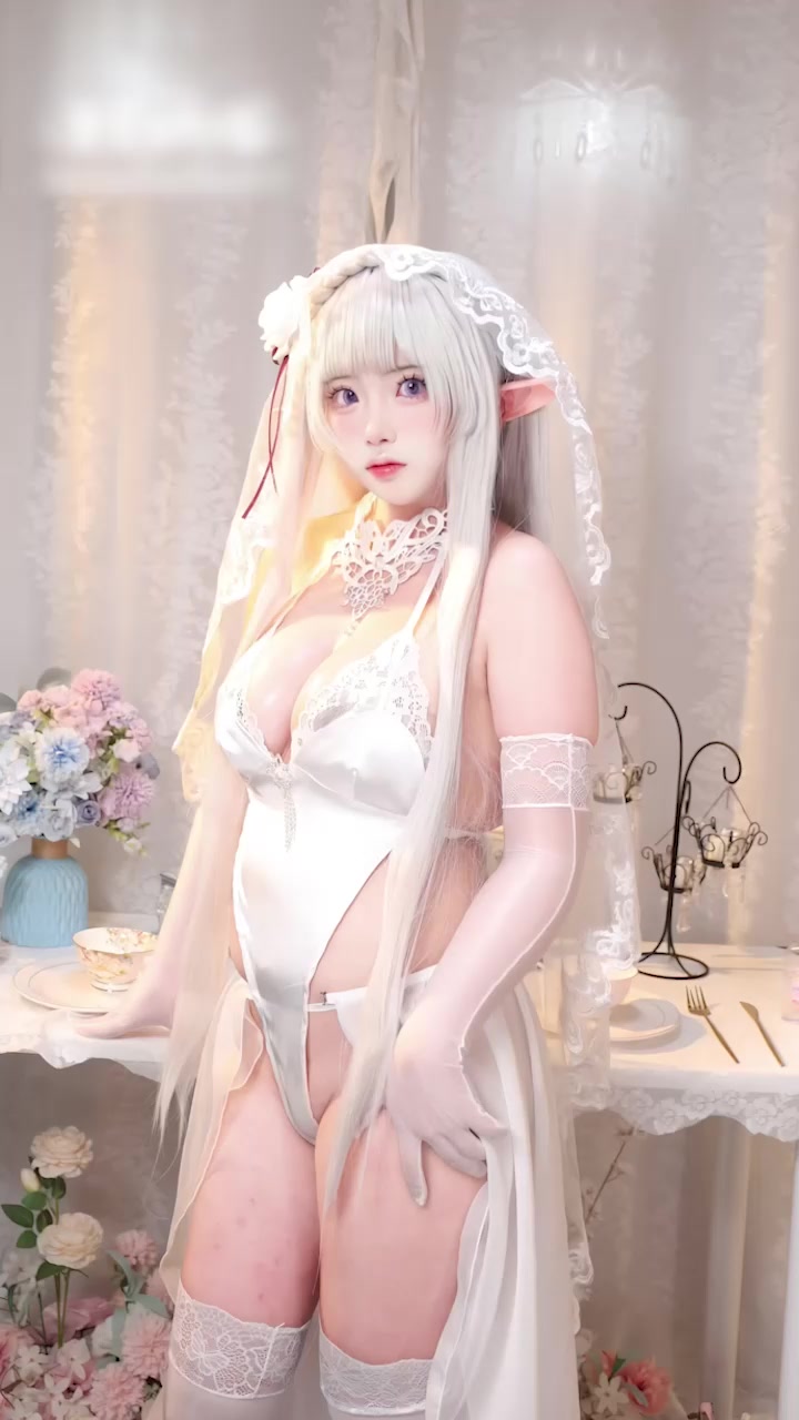 推特二次元福利姬 香草奶喵 cos爱蜜莉雅 巨乳翘臀情趣诱惑 丰满身材勾人心魂！