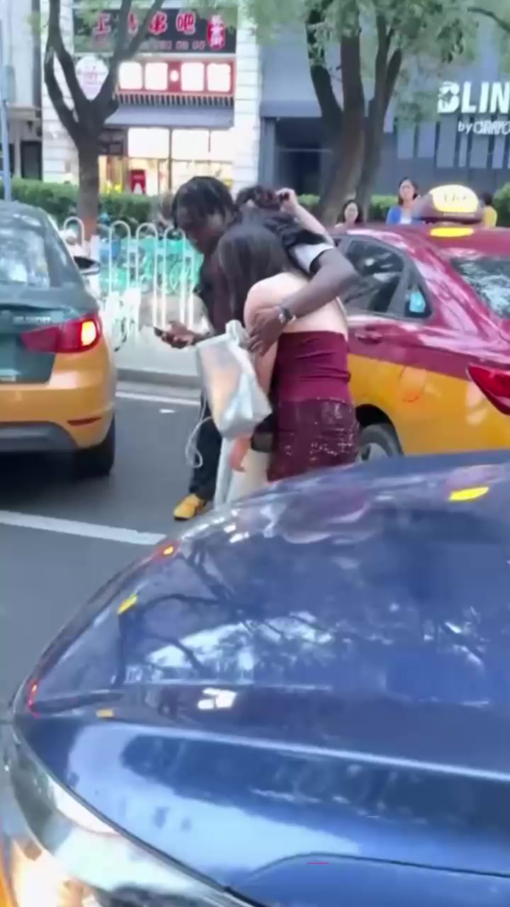北京街头再现亚洲马桶 已婚少妇装醉倒贴黑爹 主动上车酒店交欢 引发现场围观！2