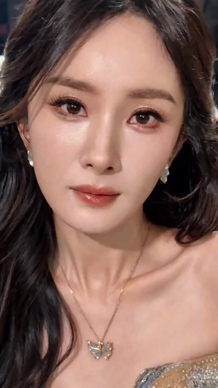 顶流女星AI魔改 杨幂 杨颖 饭局讨好金主 为资源跪桌下当狗 主动亲吻大佬被扇嘴巴