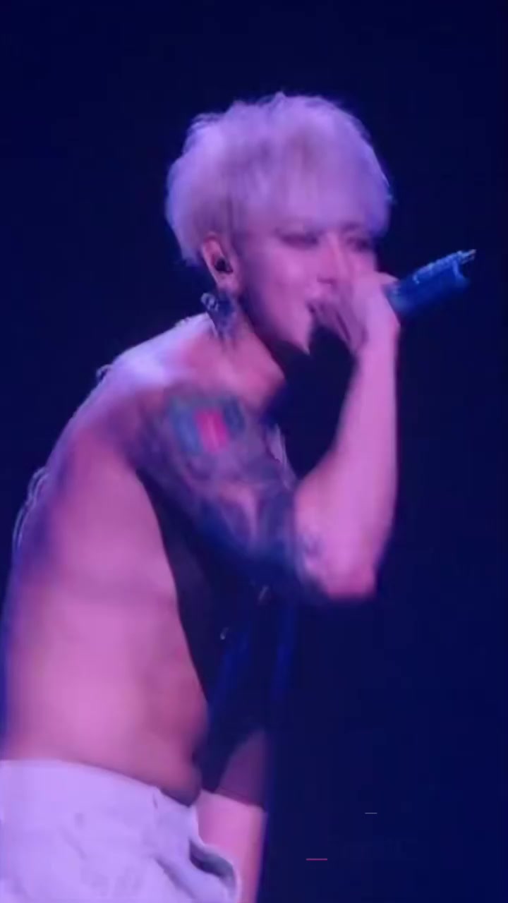 顶流男星 黄子韬 成都演唱会翻车 全程裸身热舞 拉链竟然不拉 难道天热在遛鸟？