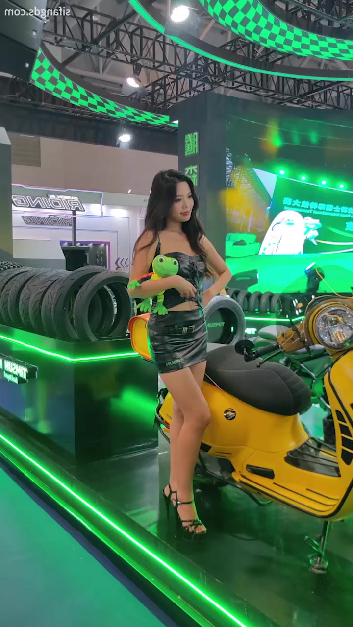 摩托车展抄底极品车模 丰润娇身比例一绝 带瓜友们领略裙底的迷人春色!