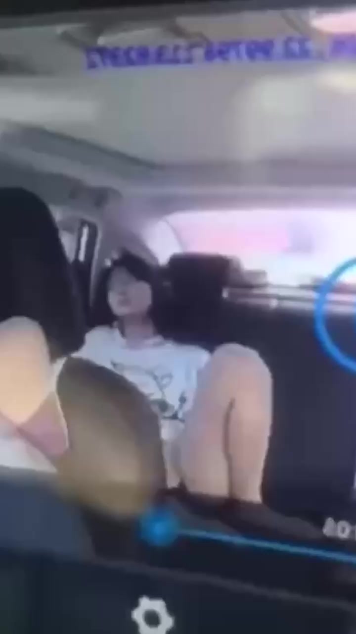 网约车自慰事件 女乘客逼痒难耐掰穴自慰 司机都看傻眼了