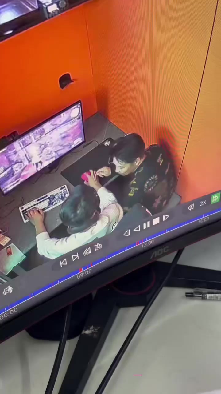 网吧包间上演猎奇一幕 双gay欲火难耐沙发口交 监控视频流出炸裂至极